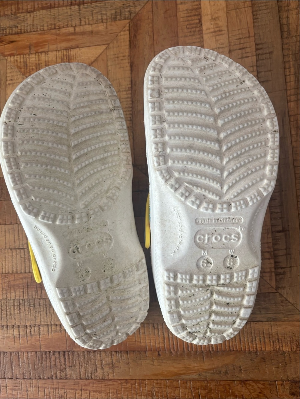 Crocs Men’s 6/Women’s 8, classic Pokémon, EUC - Picture 5 of 7